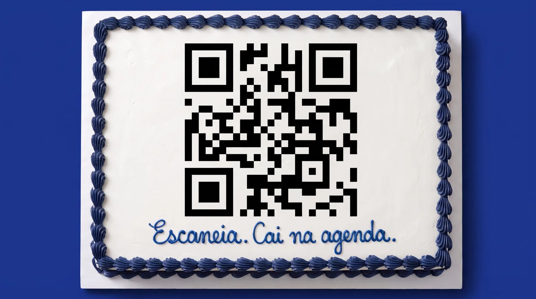 Bolo com um QR code gigante impresso no topo e a frase em glacê: Escaneia. Cai na agenda.